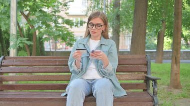 Çevrimiçi Alımdan Hoşlanan Kadın Telefondaki Kredi Kartıyla