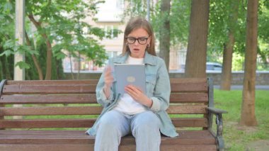 Bir Tablet Kullanırken İnançsızlığını İfade Eden Sıradan Kadın