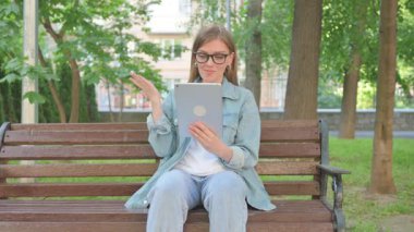 Sıradan Kadın Görüntü Görüşmesi veya Tablet Üzerinde Konferans