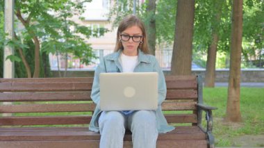 Park Bench 'te Dizüstü bilgisayar kullanan Şaşkın Kadın