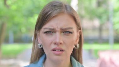 Acılı İfadesi ve Baş Ağrısı Olan Bir Kadının Yakın Çekimi