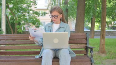 Açık havada çalışırken hayal kırıklığını ifade eden sıradan kadın.