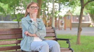 Park Benç Üzerinde Düşünen Genç Kadın