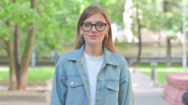 Açık havada el sallayan etkileyici genç kadın.