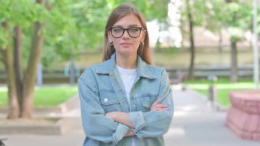 Genç Kadın Dışarıda İnkâr Ediyor