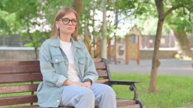 Park Bench 'ten uzaklaşan Bekleyen Genç Kadın