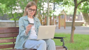 Park 'ta Genç Kadın İnternetten Alışveriş