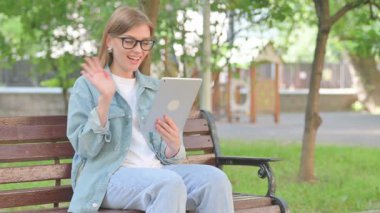 Tablet Üzerinde Genç Kadın Video Görüşmesi veya Konferans