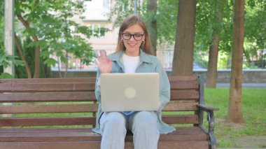 Park 'taki Laptop' ta Görüntü Arayan Kadın