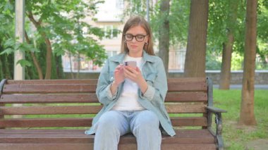 Park Benç 'inde Telefon Kullanırken Kadın İfade Etme Heyecanı