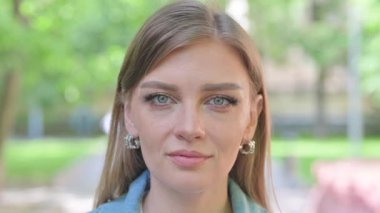 Gülümseyen Genç Kadın Yüzünün Yakın Çekimi