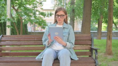 Park Bench 'te Dijital Tablet Kullanan Sıradan Kadın