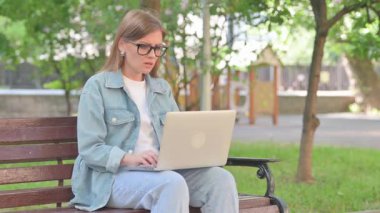 Genç Kadın Laptop Kullanırken Sürprizle Tepki Veriyor