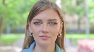 Ciddi Bir Genç Kadın Yüzünün Yakın Çekimi