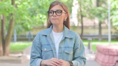 Genç Kadın Smartwatch Açık havada Zamanı Kontrol Ediyor