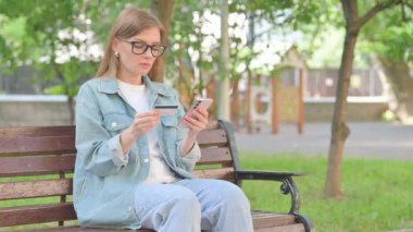 Çevrimiçi İşlem Yaparken Gergin Genç Kadın Endişeli Görünüyor