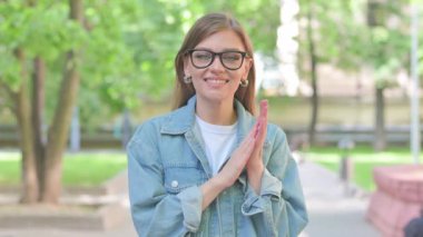 Dışarıda alkışlayan genç kadını takdir ediyorum.