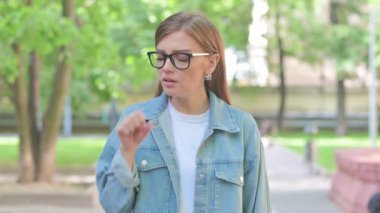 Dışarıda Öksüren Hasta Genç Kadın 'ın Portresi