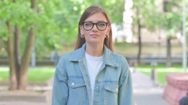 Açık havada Kalp Yapan Genç Kadın