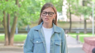 Dışarıdaki Hasta Genç Kadın Diş Ağrısı Portresi