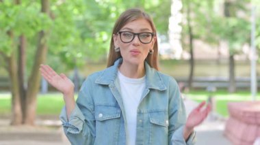 Video Sohbeti İçin Konuşan Genç Kadın