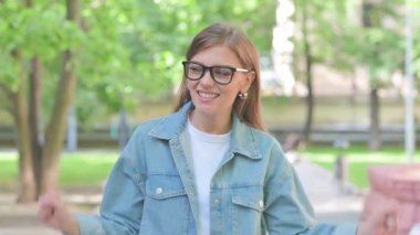 Heyecanlı Genç Kadın Park 'ta Dans Ediyor