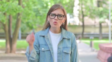 Kızgın Genç Kadın Dışarıyı Gösterip Kınıyor