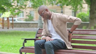 Sırtında Ağrı Olan Genç Afrikalı Adam