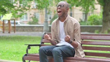 Afrikalı Adam Ceketi Parkta Sıkıntı Yaşıyor