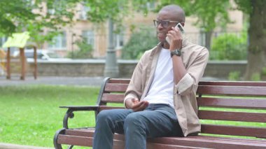 Parkta Telefonda Konuşan Kızgın Afrikalı Adam