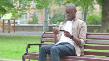 Genç Afrikalı Adam Telefonla Kredi Kartıyla Online Satın Alım Yapıyor