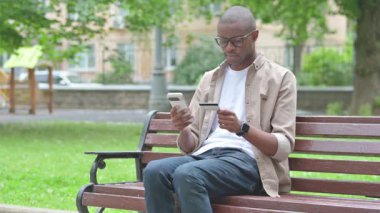 Çevrimiçi İşlem Başarısızlığından Endişeli Genç Afrikalı Adam Bakışları