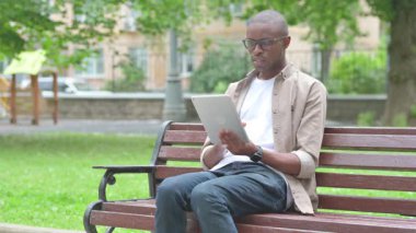 Genç Afrikalı Adam Tablet 'teki Sürprizle Tepki Veriyor