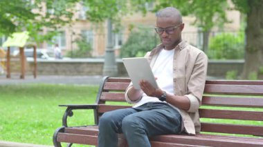 Bir Tablet Kullanırken İnancını İfade Eden Genç Afrikalı Adam