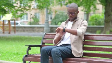 Genç Afrikalı Bilek Nöbeti Park Bench 'te