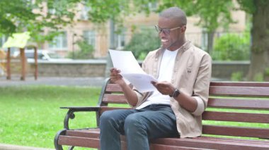 Açık Hava Belgelerine Tepki Veren Mutlu Afrikalı Genç Adam