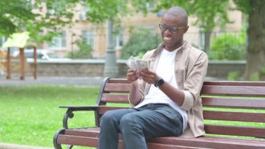 Genç Afrikalı Bir Park Bankında Para Sayıyor