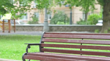 Genç Afrikalı Park Bench 'e oturuyor.