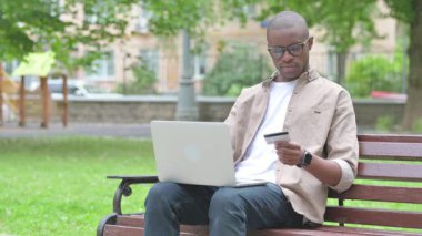 Genç Afrikalı Adam Çevrimiçi Alışveriş Başarısızlığına Kredi Kartıyla Tepki Veriyor