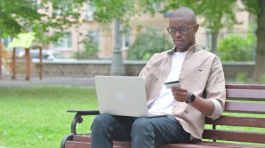 Heyecanlı Genç Afrikalı Park 'ta İnternetten Alışveriş Yapıyor