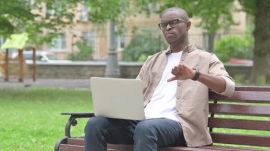 Genç Afrikalı Adam Laptop 'u Kapalı Kapılar' a Bırakıyor