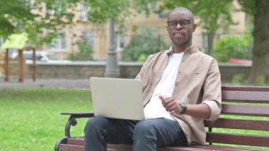 Genç Afrikalı Adam Dışarıda Dizüstü bilgisayarından Vazgeçiyor