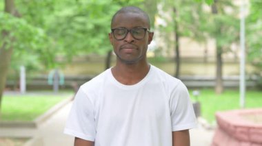 Dışarıda Ciddi İfadesi Olan Genç Afrikalı Adam