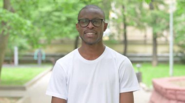 Gülümseyen Genç Afrikalı Kameraya Bakıyor