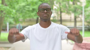 Genç Afrikalı Adam Dışarıda Başparmağını sallıyor