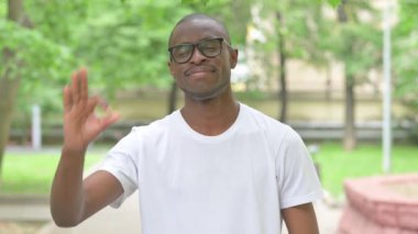 Genç Afrikalı Adam Açık Hava Hareketi Yapıyor