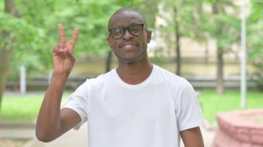 Genç Afrikalı Adam Dışarıya Barış İşareti Gösteriyor