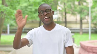 İfade Veren Genç Afrikalı El sallıyor Merhaba Açık Hava