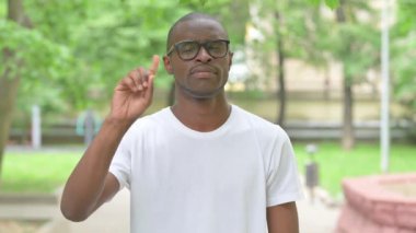 Genç Afrikalı Adam Açık havada İnkâr Ediyor