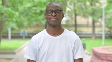 Genç Afrikalı Adam Açık Hava Hareketi Onaylıyor